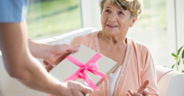 Gave til ældre kvinde