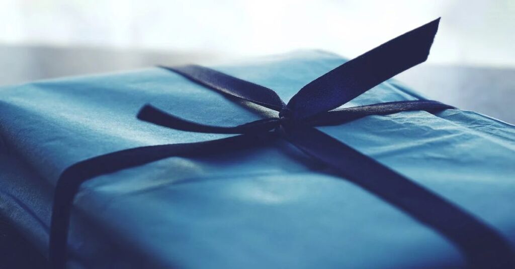 Blå gave med blåt gavebånd