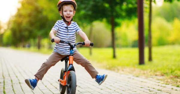 Dreng på løbecykel