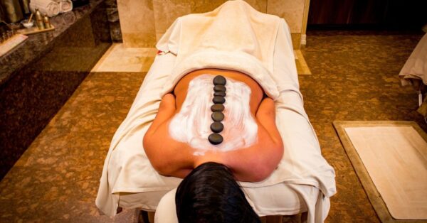 Kvinde på massagebriks