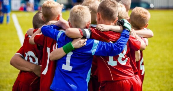 Børn i fodboldstrøjer