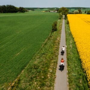 Guidet elcykeltur ved smukke skovs⌀er og veteran tog med Holmely