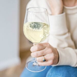 Hvidvinsglas med gravering
