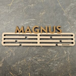 Medaljeholder med navn og figur - MDF / Ingen nanotape / Uden skruehuller